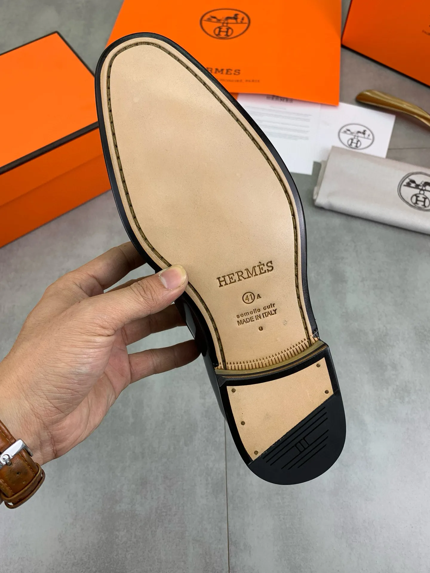 Factory price P960 💰Top version 💎💎💎 Original leather outsole Brand: Hermès (Hermès) Standard code: Men's size 39-44 (38, 45 can be customized) Grade: Same as the official website Original quality materials: Original soft calfskin Water-dyed cowhide lining Original Italian leather outsole Style categories: Men's fashion Formal casual leather shoes Slip-on men's shoes series Young fashion European and American trends, British style, colors: multiple options, counter packaging